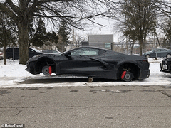 Trộm tháo cả 4 lốp Chevrolet Corvette Stingray bạc tỷ đỗ bên đường 